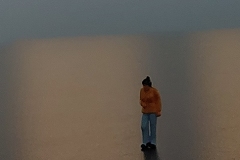 Alone-in-a-big-galery_Josephina-Bille