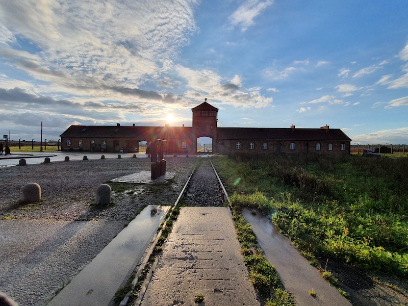„Gegen das Vergessen“ – Angehende Abiturienten des von-Bülow-Gymnasiums auf Studienfahrt in Auschwitz