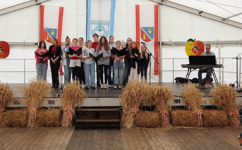 Unser Schulchor bei der 1250-Jahrfeier in Apfelstädt