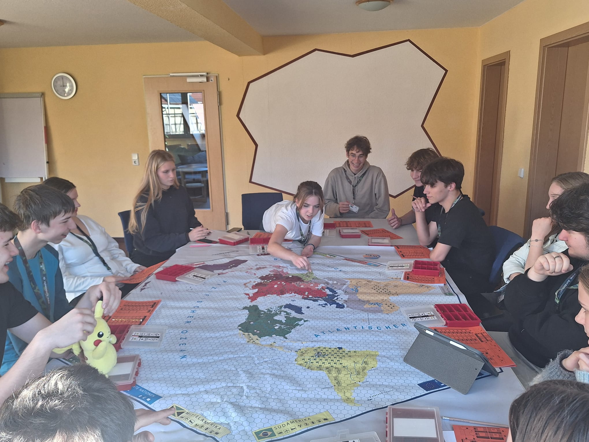 Der Abiturjahrgang 2027 übernimmt die Weltherrschaft